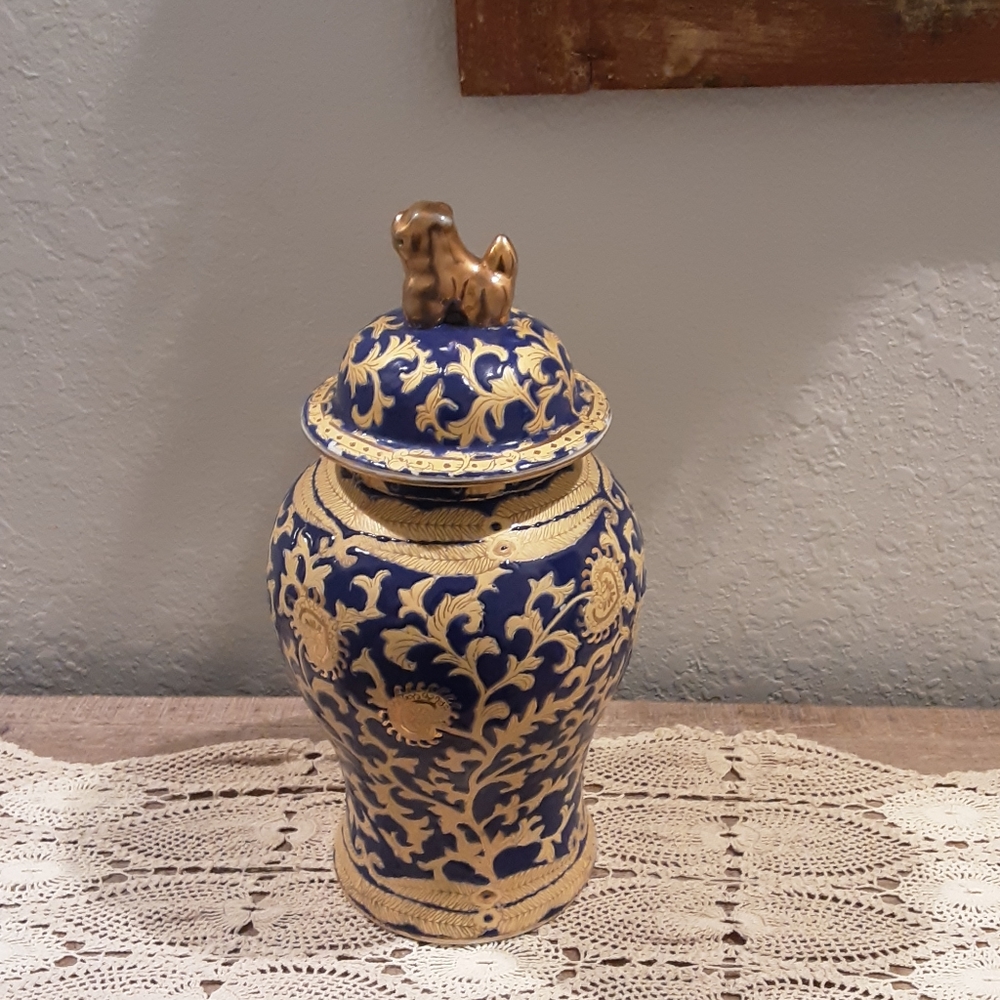 ASIAN FOO DOD DECORATIVE VASE WITH LID